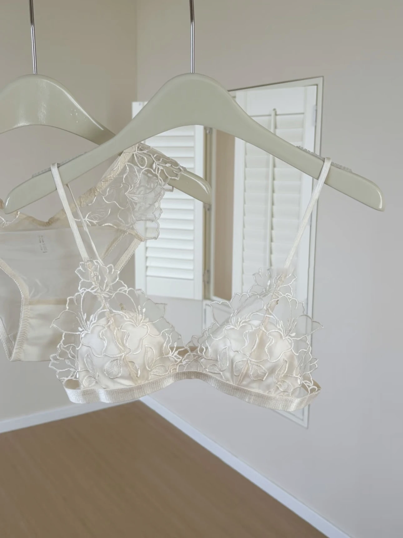 Bralette de Encaje Bordado Francés, Sujetador Triangular sin Varillas para Mujer, Conjunto de Lencería Elegante con Tirantes Finos, Cobertura para Pecho Pequeño, MOYISU