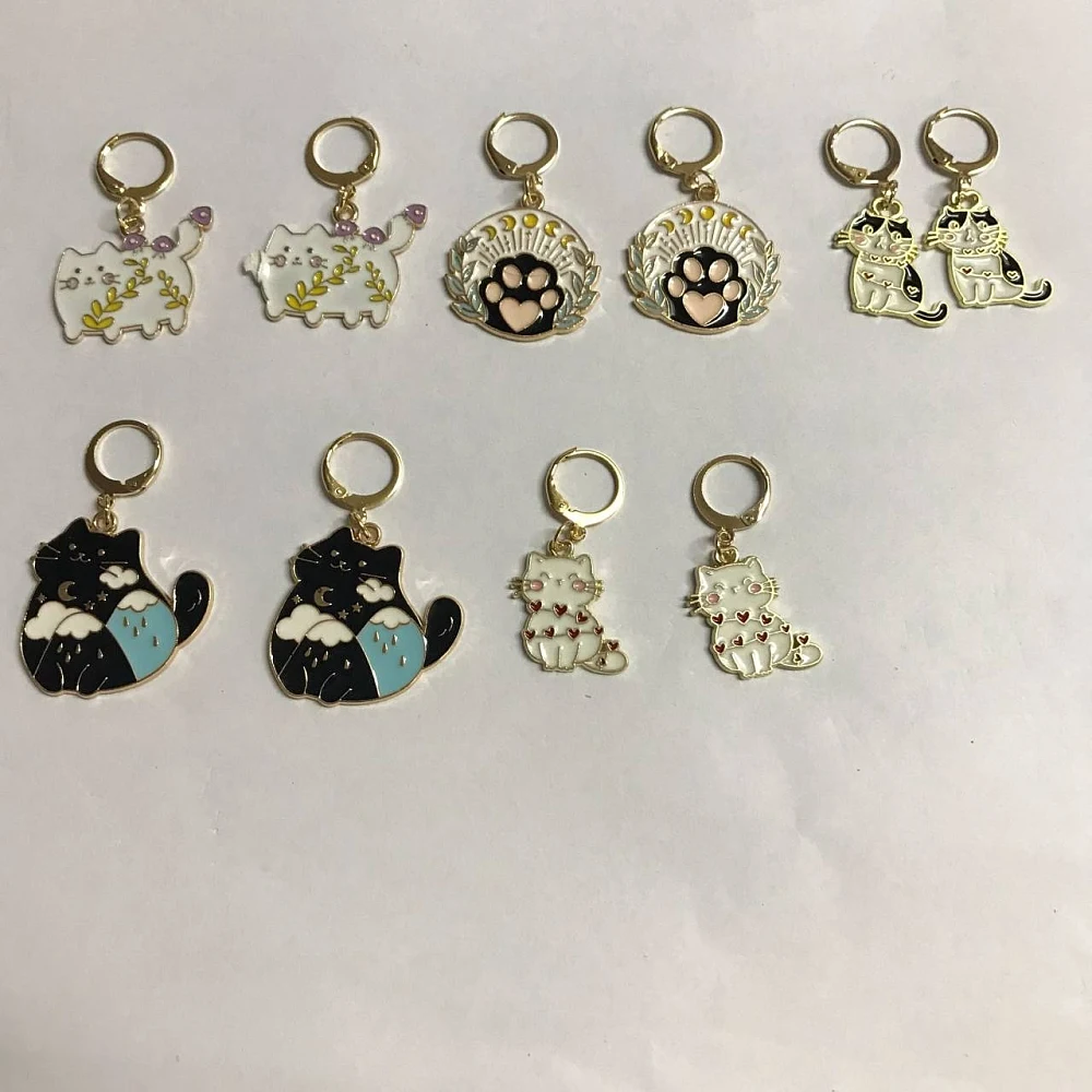 

20PCS Cat&Paw Print Alloy Enamel Pendant Stitch Markers Crochet Leverback Hoop Charms Locking Stitch Marker with Wine Glass