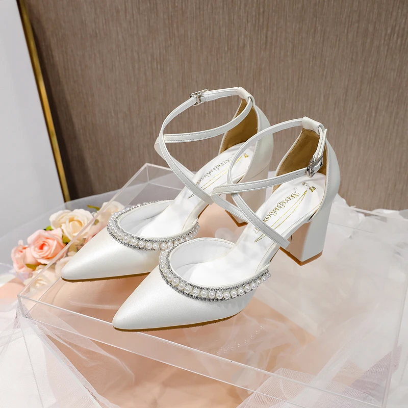 

2024 Summer Pointed Toe Cross Straps Thick Heel Buckle Pearl Ornaments Sandals Hollow Women's sShoes Patent Leather Single Shoes