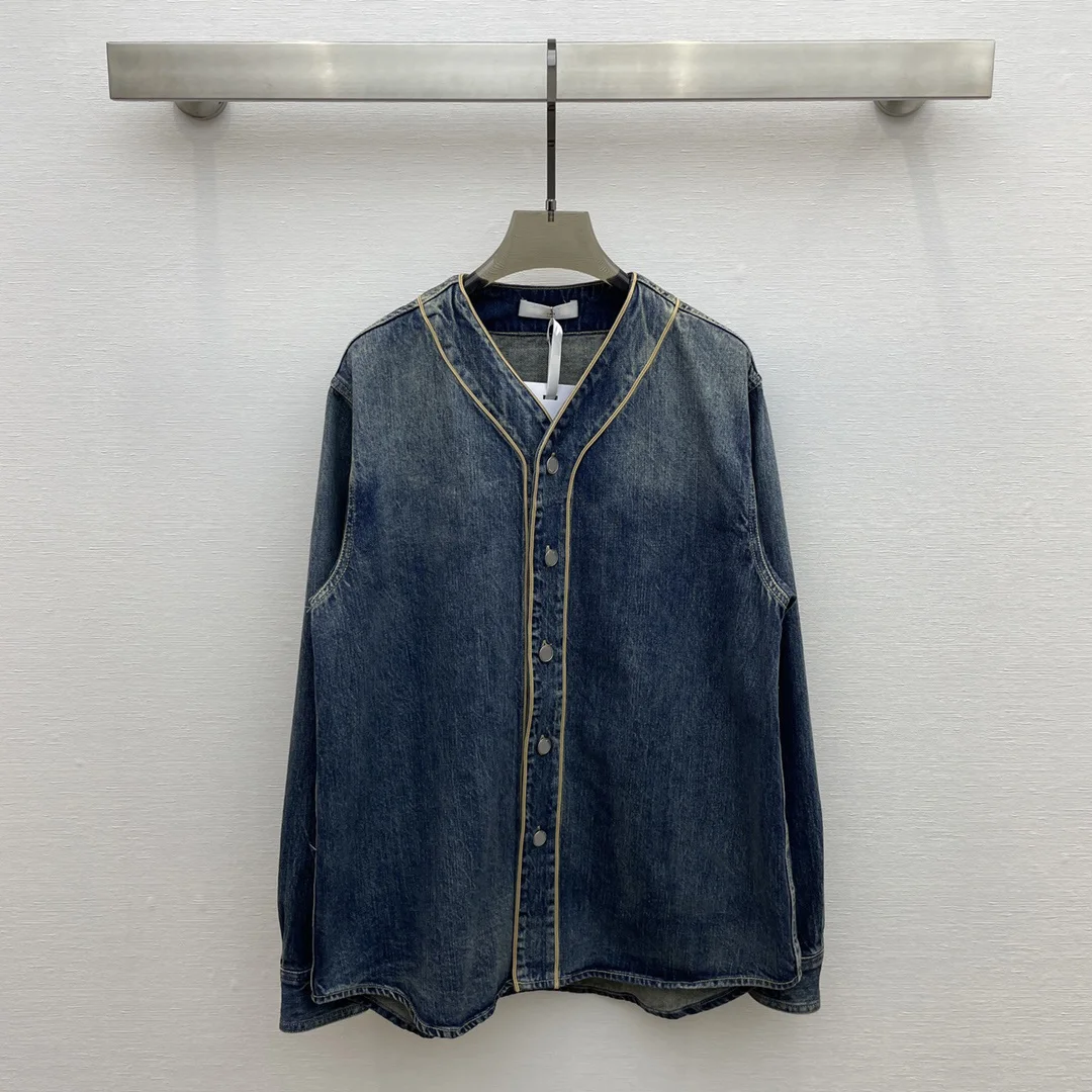 

2023 Boyfriend style denim shirt, loose version of the type does not pick people, the upper body is thin,