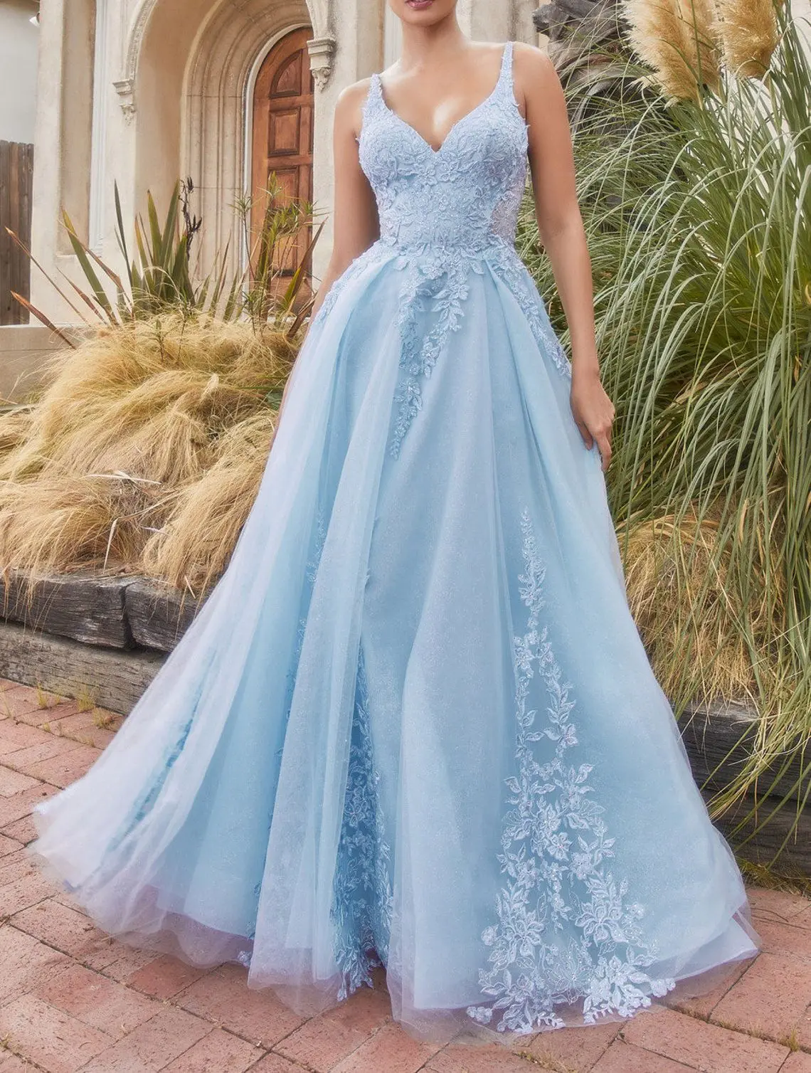 

Beaded Prom Dresses Lace Applique V Neck Spaghetti Strap A Line Tulle Backless Summer Evening Formal Party Gowns Elegant