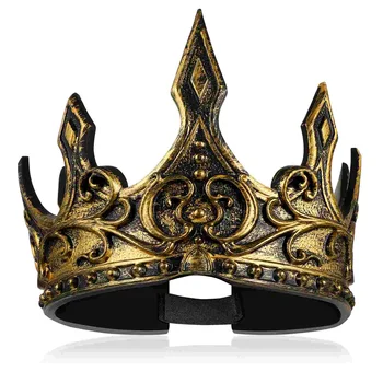 Une couronne dorée, accessoire de déguisement de roi en style médiéval pose sur fond blanc.