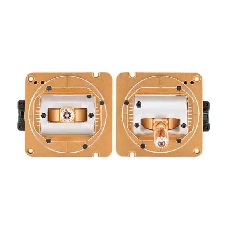 Main tenant le cardan AG02 aluminium, soulignant sa légèreté et sa taille compacte adaptée aux simulateurs RC.