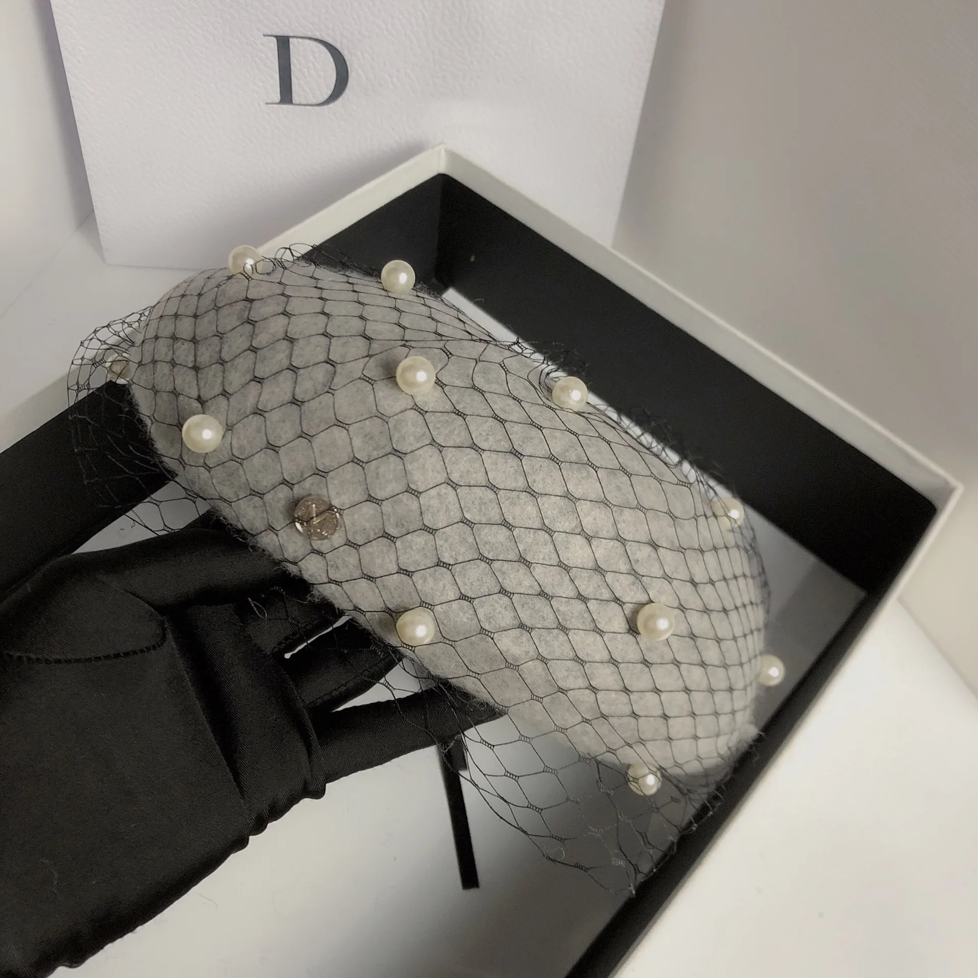 Jesienne i zimowe nowe siateczkowe perłowe wełniane berety modne i uniwersalne mały zapachowy kapelusz dyniowy kapelusz w kształcie gwiazdy
_voghion.com