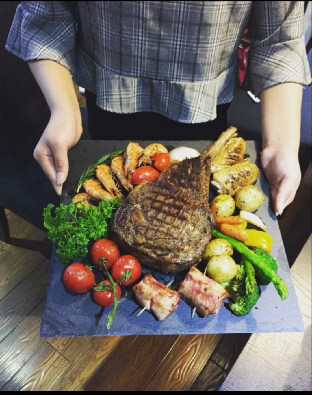 Black Stone Round Natural Slate Western Steak Plates Slate Dinner Plate Kitchen Cheese Pizza Flat Fruit Tray Plate for Wedding