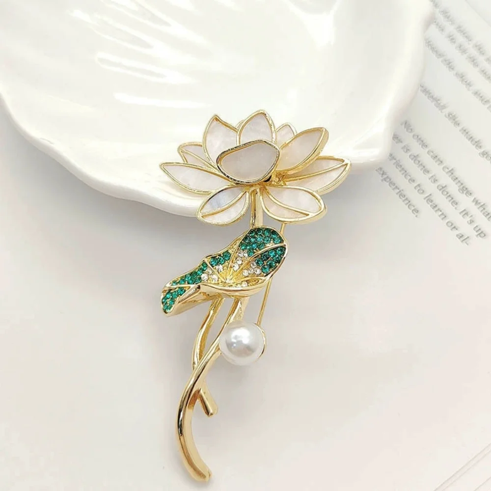 Neue Strass Lotusblatt Brosche Perle Blume Pins Für Frauen Anzug und Kleid Elegante Schmuck Zubehör Geschenk