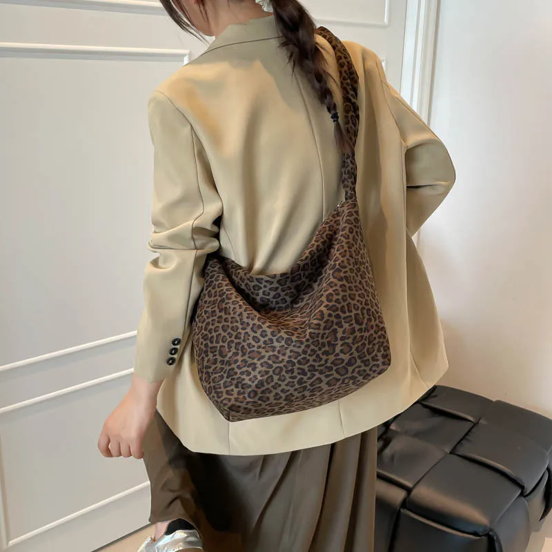 Large capacity trendy fashion handbag shoulder bag2025Autumn and Winter New Niche Simple Crossbody Commuter Tote