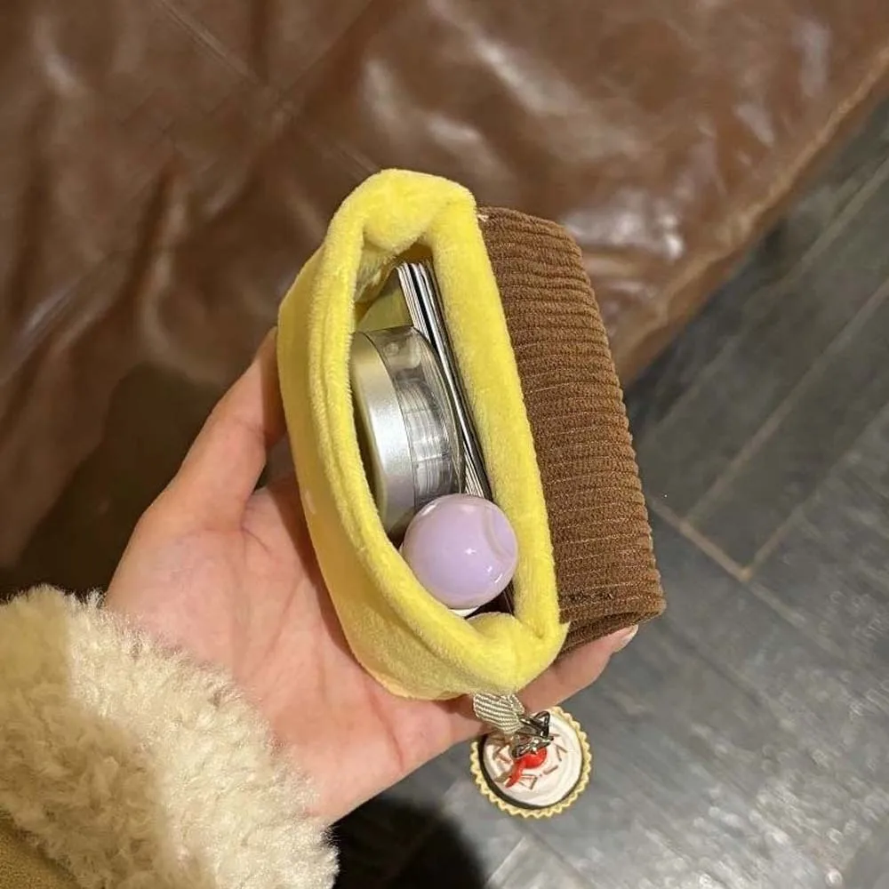Portamonete Design Pudding alla Ciliegia, Mini Pochette in Velluto Morbido con Texture Corduroy, Portafoglio Compatto con Ricamo a Torta Carino - immagine 2
