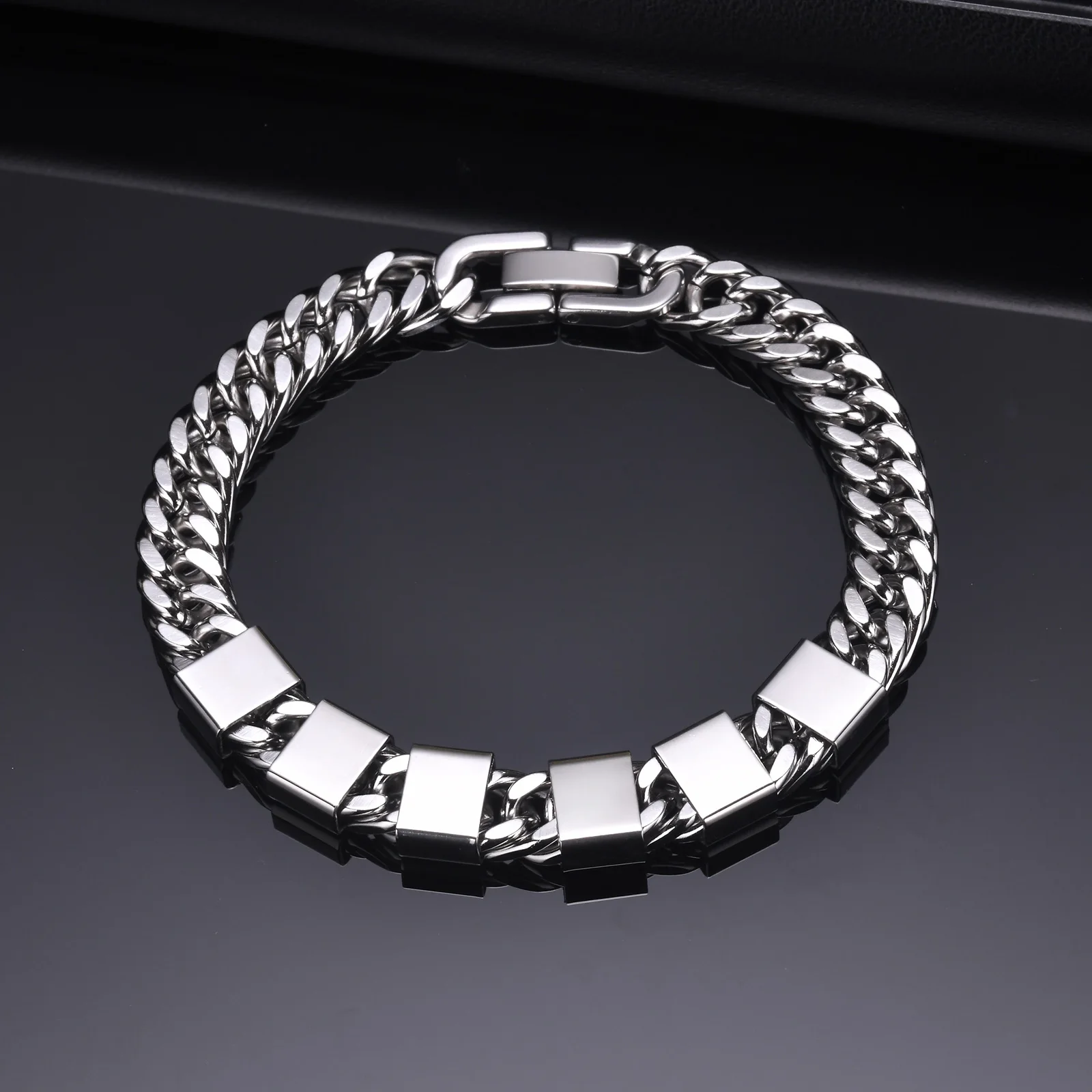 Maßgeschneiderte Kettenarmbänder für Männer und Jungen, wasserdichtes 2-6-Namen-Edelstahl-Armband, personalisiertes Geschenk mit Namen für Familie und Sohn – Detail 5