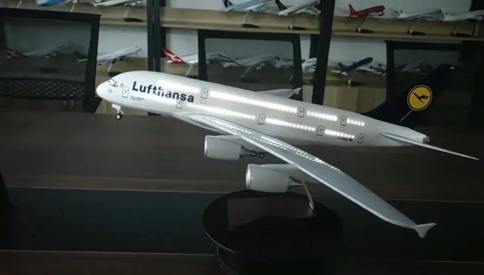 Модель самолета Lufthansa Airbus A380 1:160