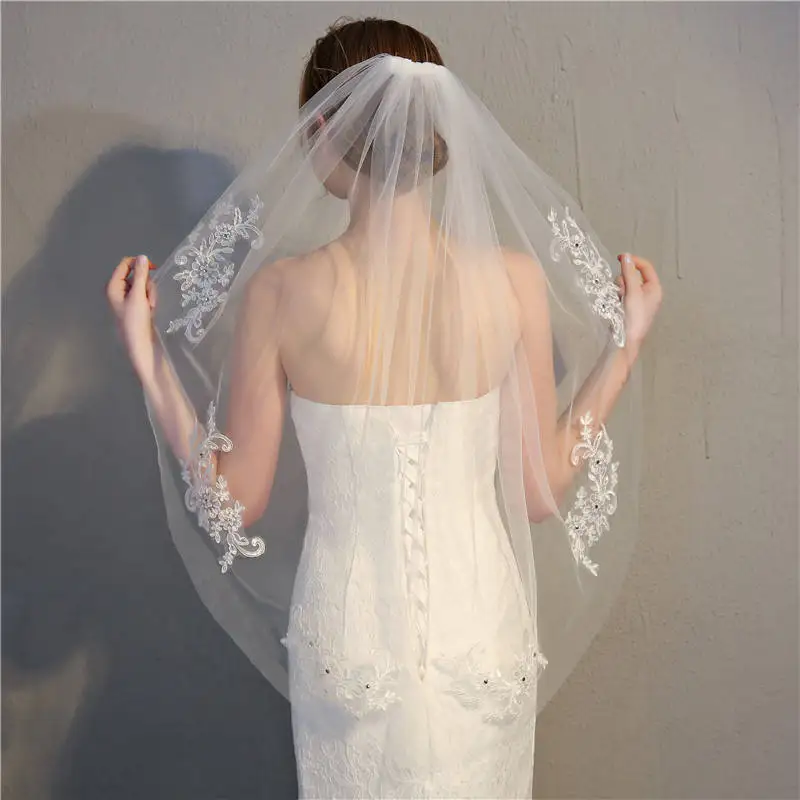 

New Short Comb Wedding Accessories Lovely White One Layer Lace Appliqued Crystal Bridal Veils 2024