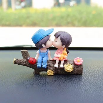Decorazione interna per auto anime Cute Kissing Couple Action Figure Decorazione cruscotto automatico per accessori auto Interni donna