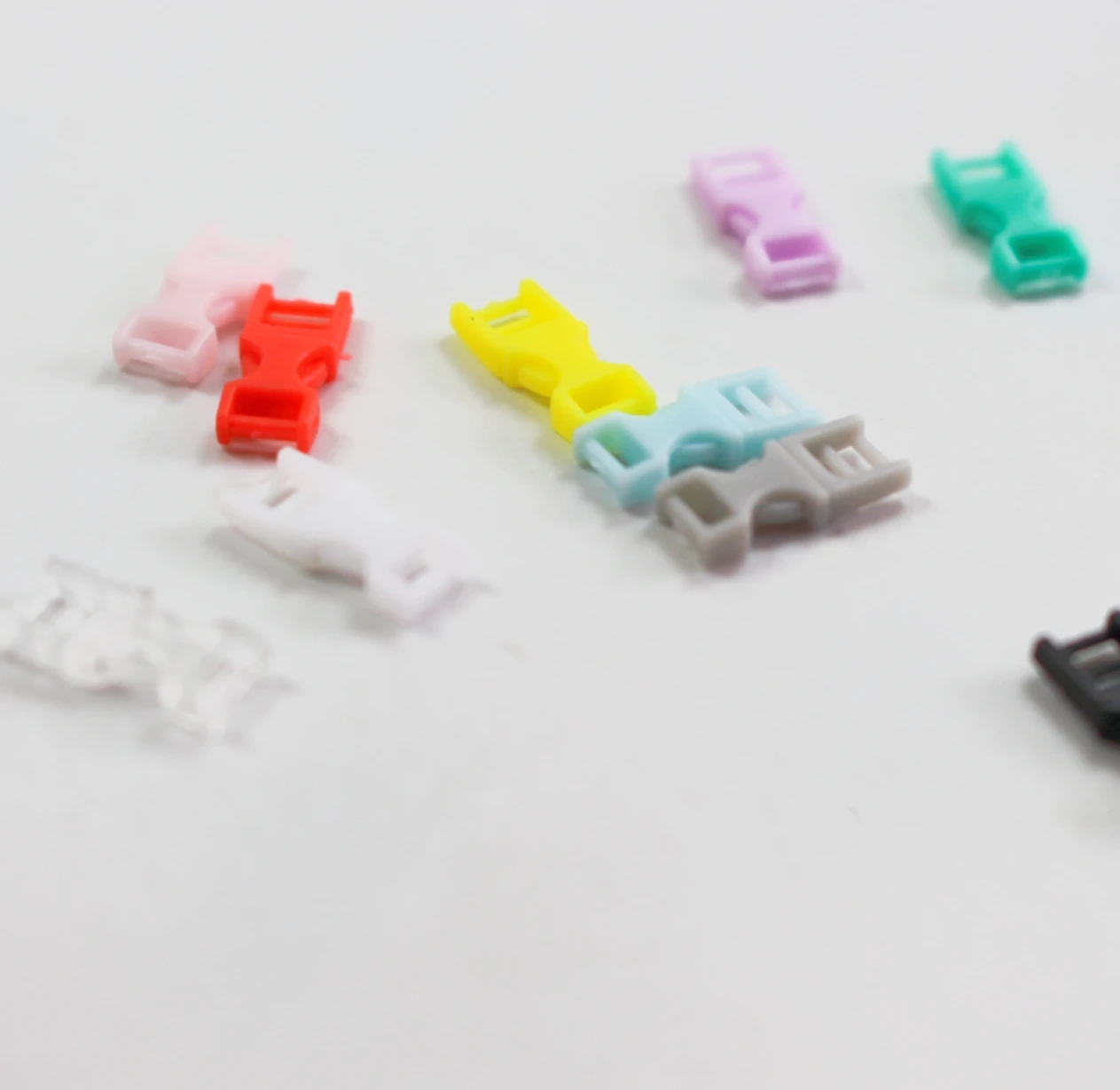New Wholesale 3mm Smallest Plastic Mini Buckles for Doll Bags Pants Shoes Sew DIY Toy Clothing Decorative Bags Eye-splice Buckle 3