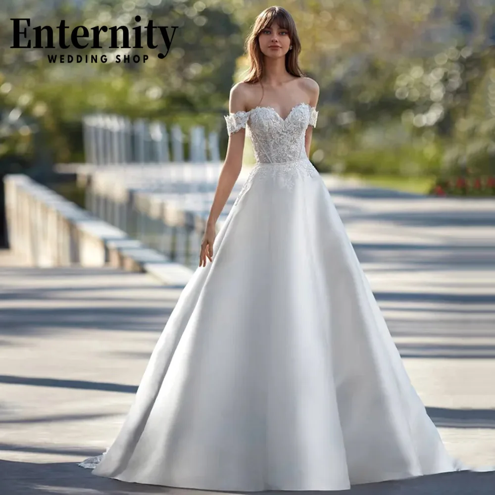 Свадебное платье с кружевной аппликацией