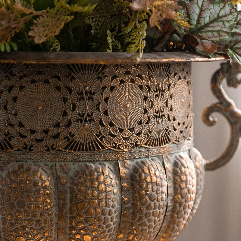 ヴィンテージブロンズ鉄の花瓶,装飾的な壷,大きな透かし彫りの金属