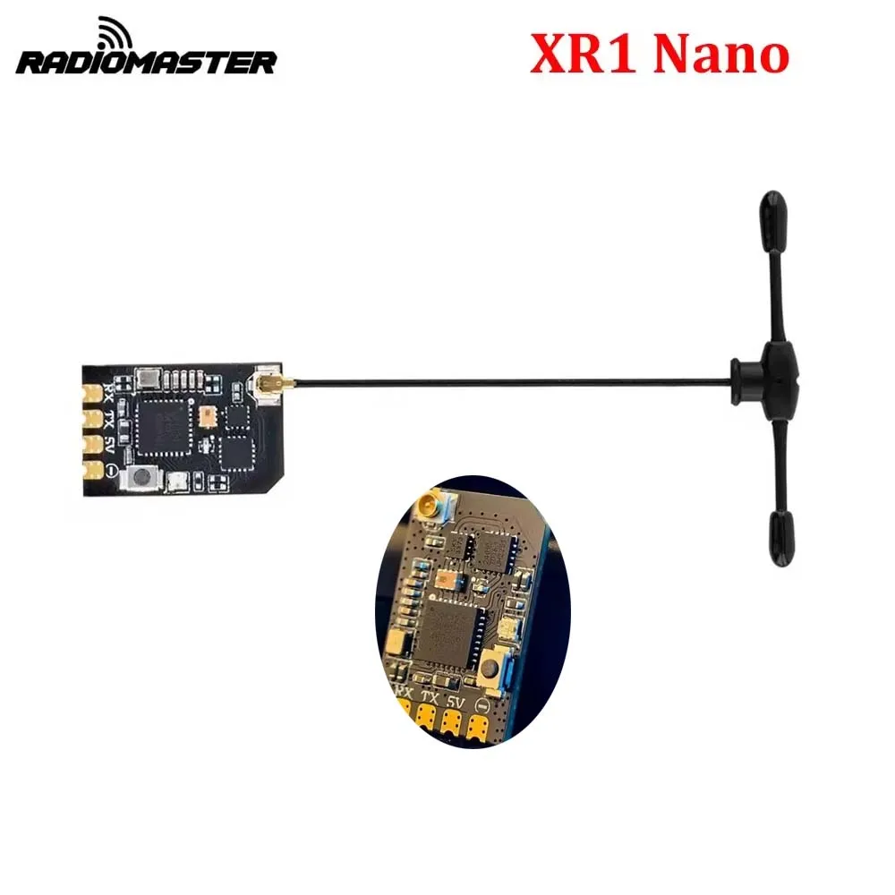Vue de dessus du récepteur ExpressLRS XR1 Nano 2.4GHz montrant le logo RadioMaster et les broches de connexion.