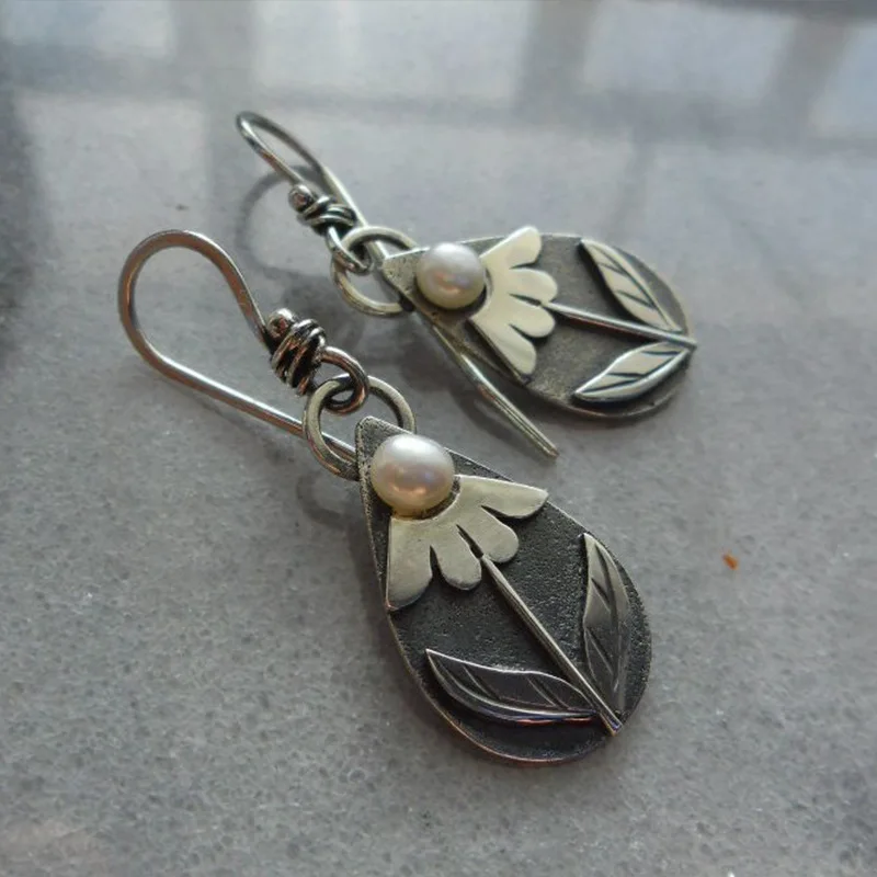 

Female Earring Summner Vintage Handcarving Drop Stereoscopic Leav Metal Inlay Simulated Pearl Dangle Earrings For Womens Jewelry