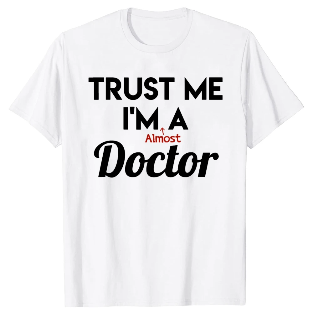 Lustiges T-Shirt mit Aufdruck „Trust Me I Am Almost A Doctor“ für Herren und Damen, modisches, lässiges T-Shirt aus 100 % Baumwolle, lockeres, übergroßes T-Shirt