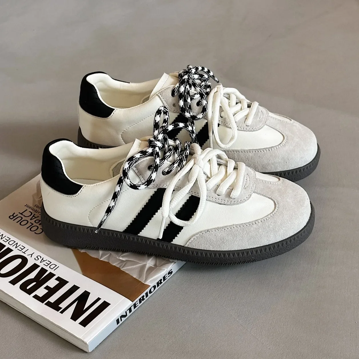 أحذية رياضية نسائية للتنس أحذية مسطحة للسيدات بألو...