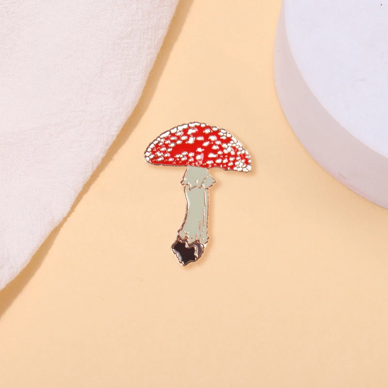 

Fashion Botanical Badge Cartoon Red Mushroom Metal Enamel Brooch Creative Trendy Scholar Charm Lapel Backpack Jewelry Gift
