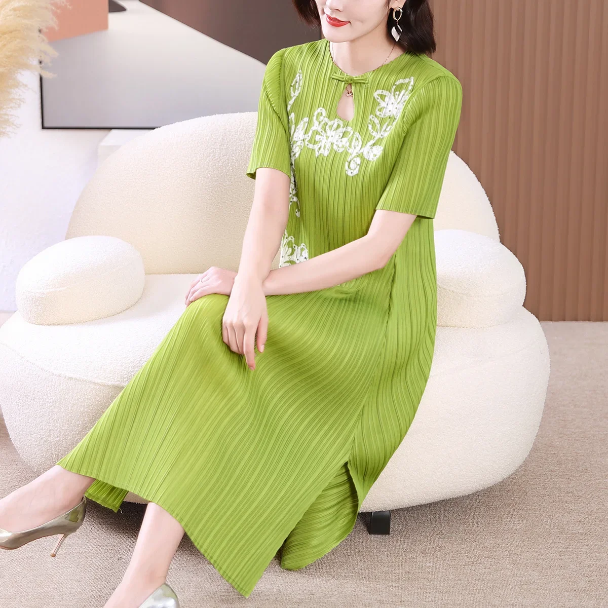 

Miyake Pleated Dress Women's 2024 Summer New Fashion Printed Beaded Round Neck Short-sleeved Loose Elegant Mid-length Dress