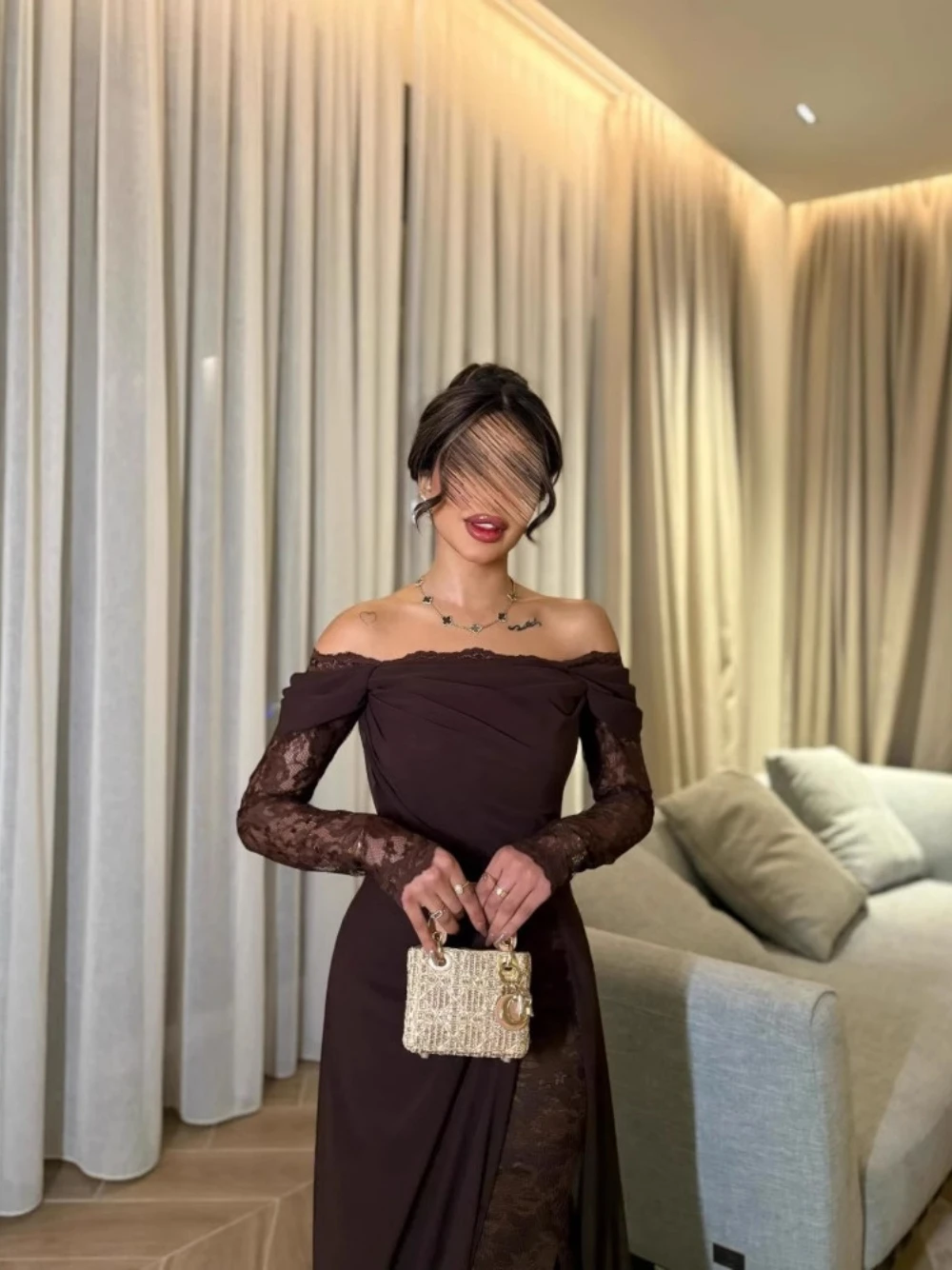 فستان بني أنيق بتصميم أوف شولدر وذيل انسيابي