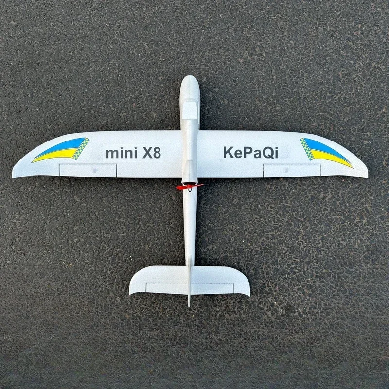 KEPAQI X8 Mini Planeur RC 800mm en vol, vue latérale, montrant sa ligne aérodynamique.