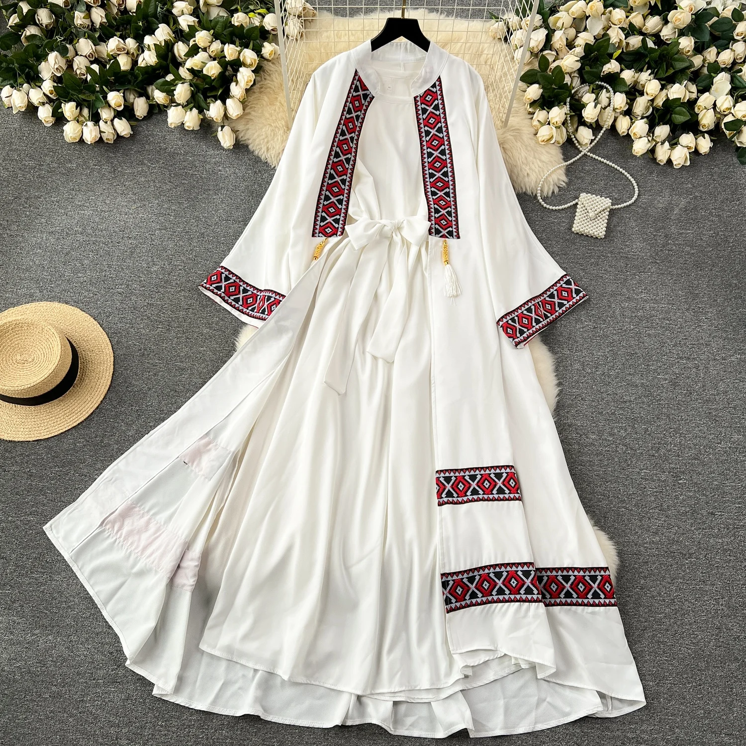 

Женское платье с вышивкой Clothland, Белое и черное платье без рукавов с галстуком-бабочкой и длинным жакетом, комплект из двух предметов, QD524