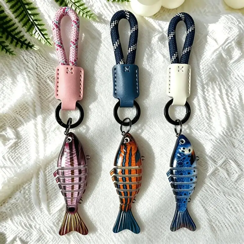 Handgewickelter Leder-Nylon-Seil-Schlüsselanhänger in Fischform mit einem Federring zum Aufhängen am Rucksack als Dekorationsgeschenk.