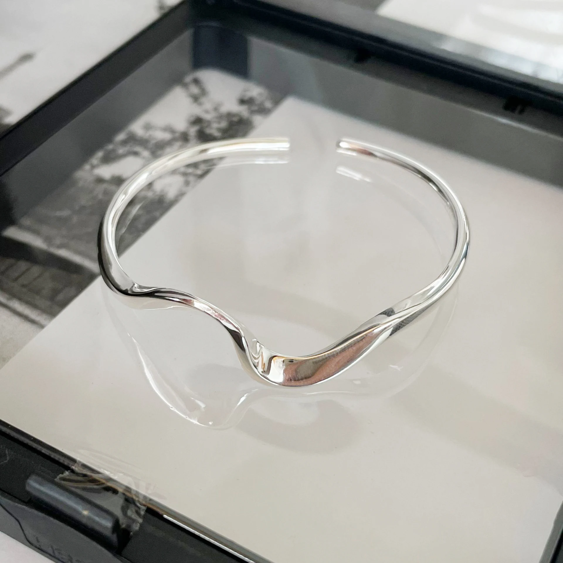 Amaiyllis S925 Sterling Silver Minimalist Twisted Open Mobius Bracelet