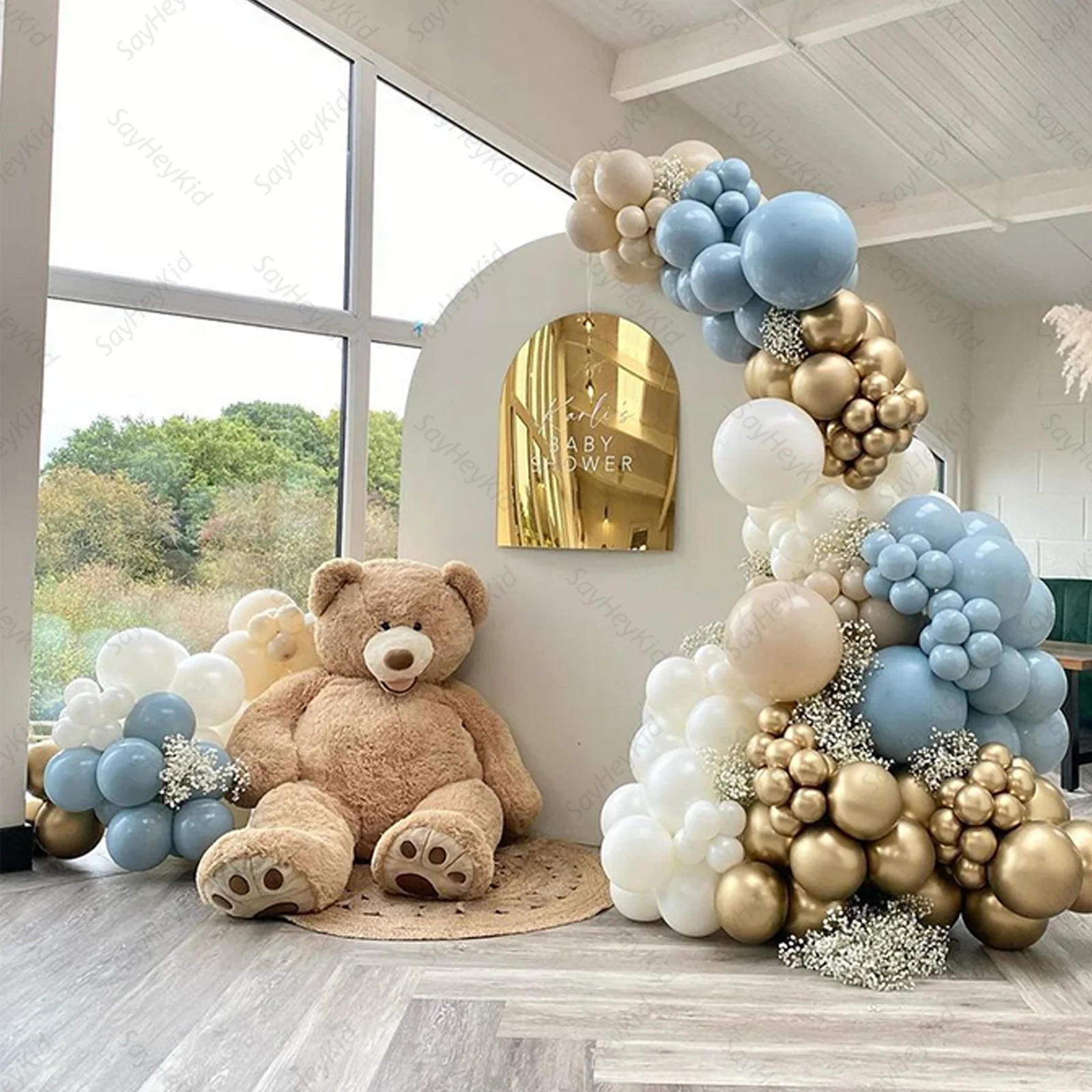 Une Arche De Ballon Bleu Derrière Des Cravates En Tulle Et Des Ours En  Peluche