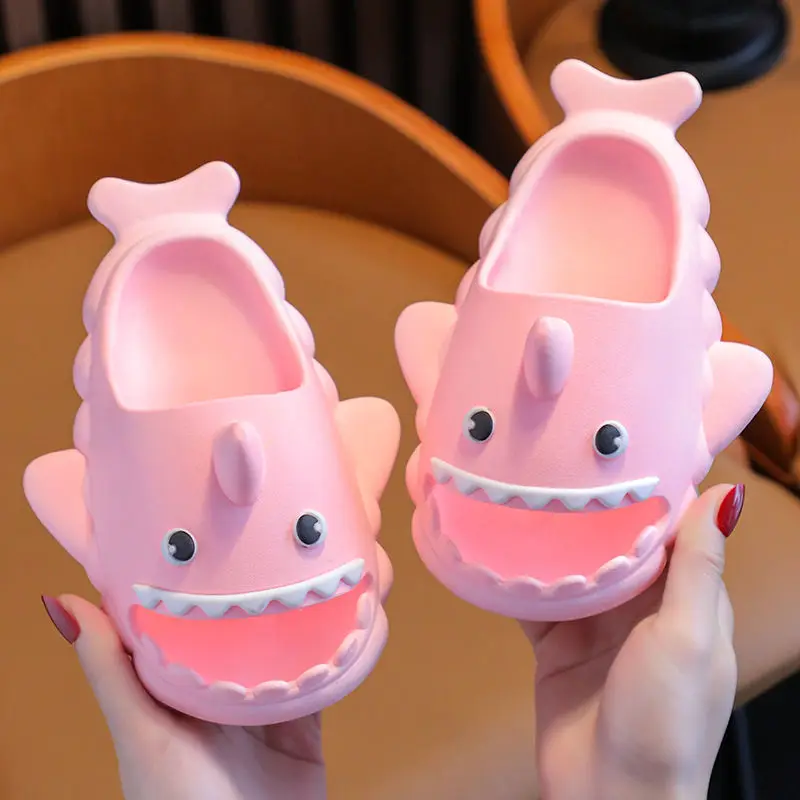 

2024 New Indoor Slippers Flip Flops Cute Child Shark Clapper Slippers Mules For Children Baby Designer Cartoon Shark Slides