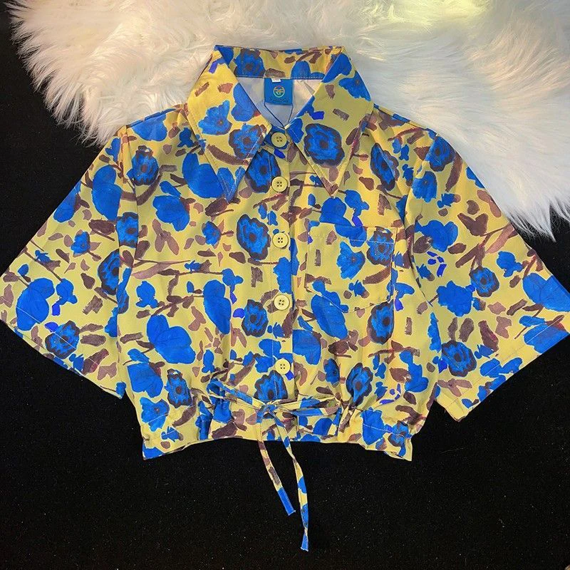 Geometric patterns of women in shirts 2024 new summer short sleeve printing design sense drawstring waist short top.