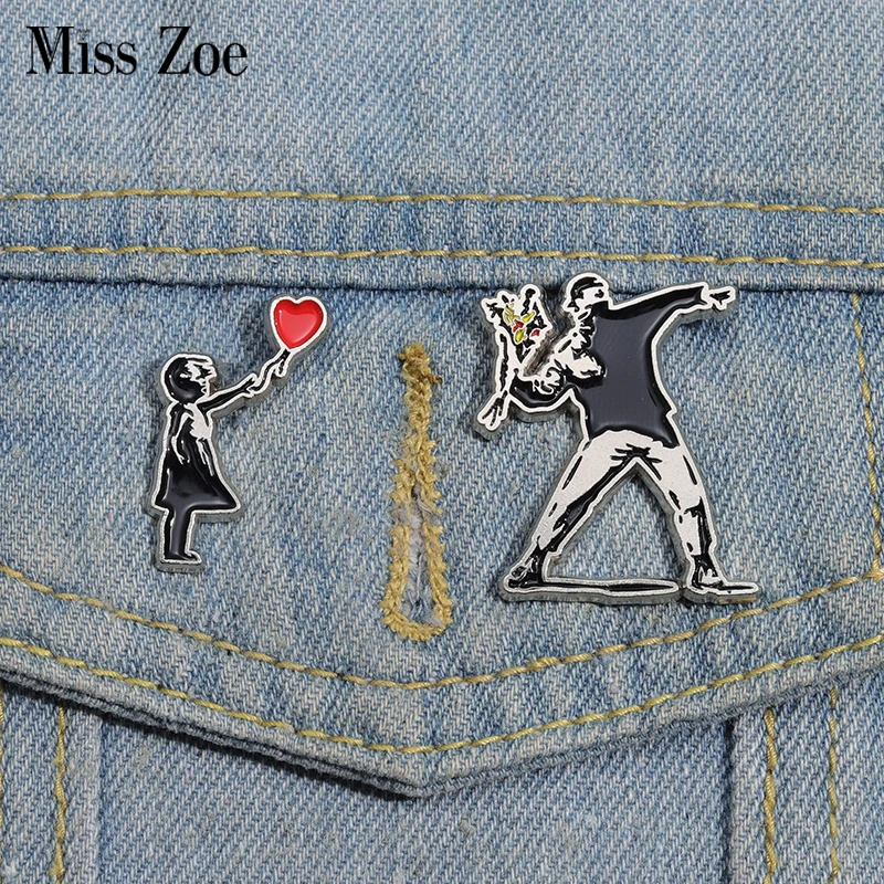 Banksy Rage Blumenwerfer Emaille Pins Benutzerdefinierte Graffiti Wandkunst Broschen Anstecknadeln Lustiger Schmuck Geschenk für Fans Freunde