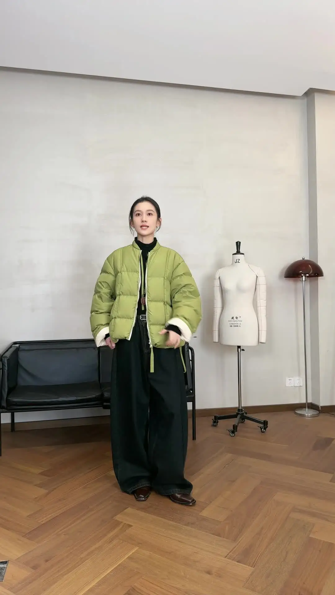 Женский короткий пуховик White Duck Down