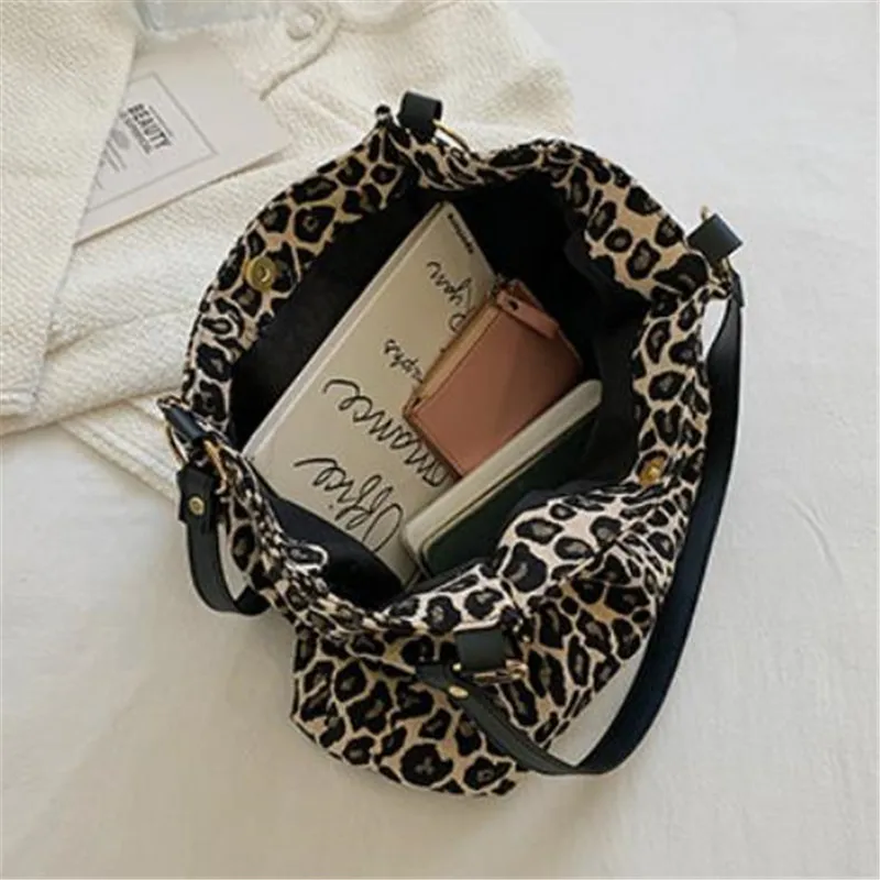 Stylish Leopard Print Fabric Handbags for Women Shoulder Bag Large Capacity Tote Bag with Lining Zipper Pocket Daily Collocation