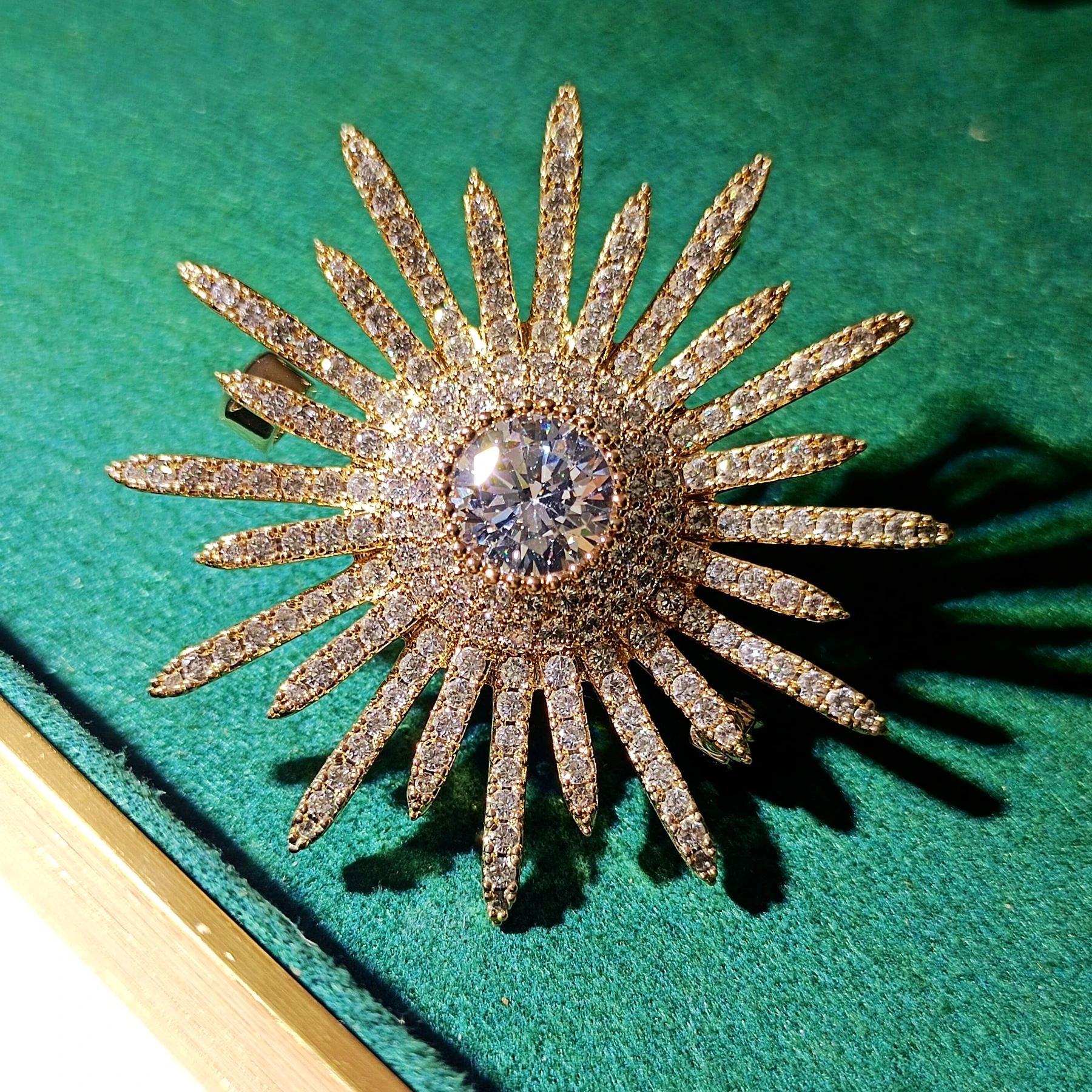 Bling Micro Pave Clear CZ Multi Irregular Points Round Shaped Atomic Burst Star Brooches Spiky Pins for Women V Neck Collar Bag