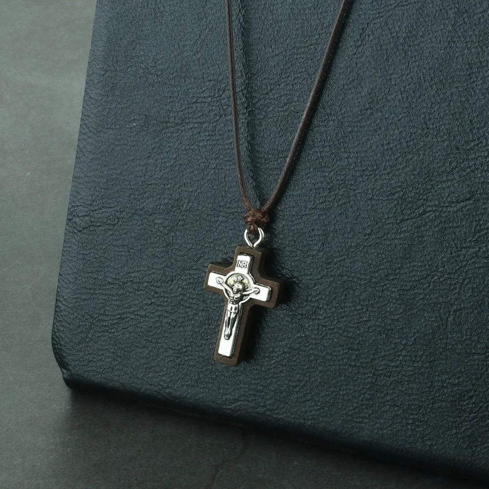 Kleine katholische lateinische Kreuz Anhänger Halskette verstellbare Leder Seil Ketten Kreuz Kruzifix Halskette für Männer Holz INRI Schmuck – Detail 3
