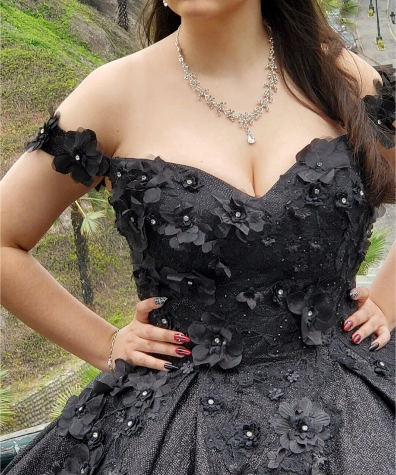 Рисунок 2 - Блестящий корсет с цветочной аппликацией