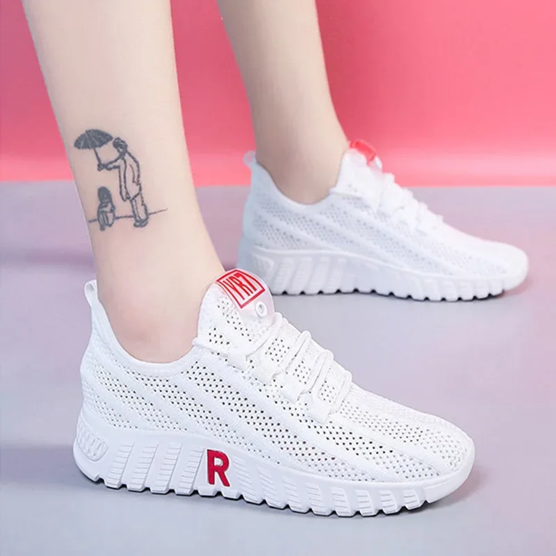 

Новые строгие модные туфли для женщин, летние дышащие белые прогулочные повседневные спортивные сетчатые туфли для бега