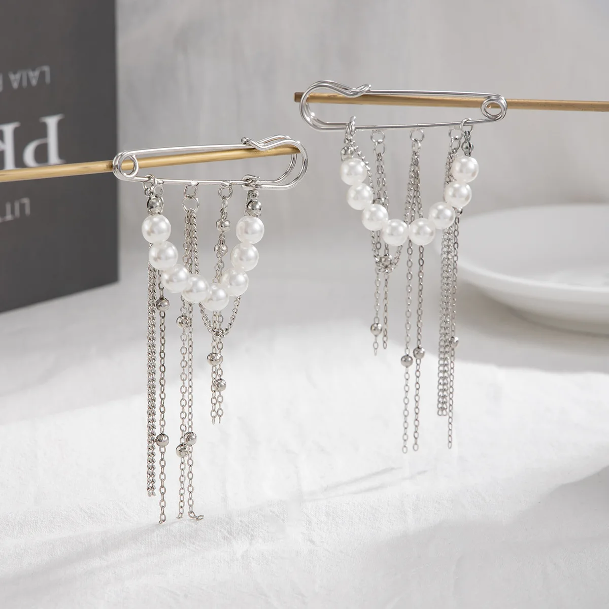 Retro Sweet Imitation Pearl Metal Chain Tassel Pendant Pin Pants Foot Chain