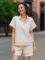 Ensemble coordonné pull demi-zip et short gris chiné à col montant pour femme, idéal pour le printemps-été 2026, tenue décontractée ou de bureau 2