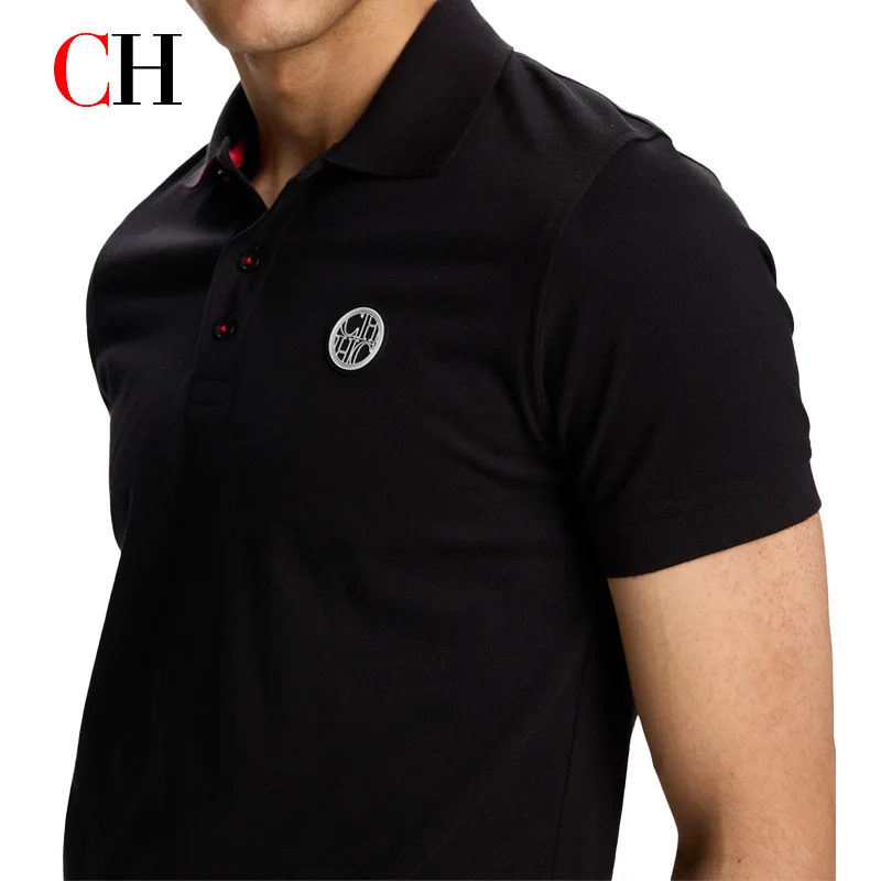 Polo a maniche corte da uomo in piqué premium con badge circolare CH sul petto sinistro, intemporale, versatile, casual, per tutti i giorni. - immagine 3