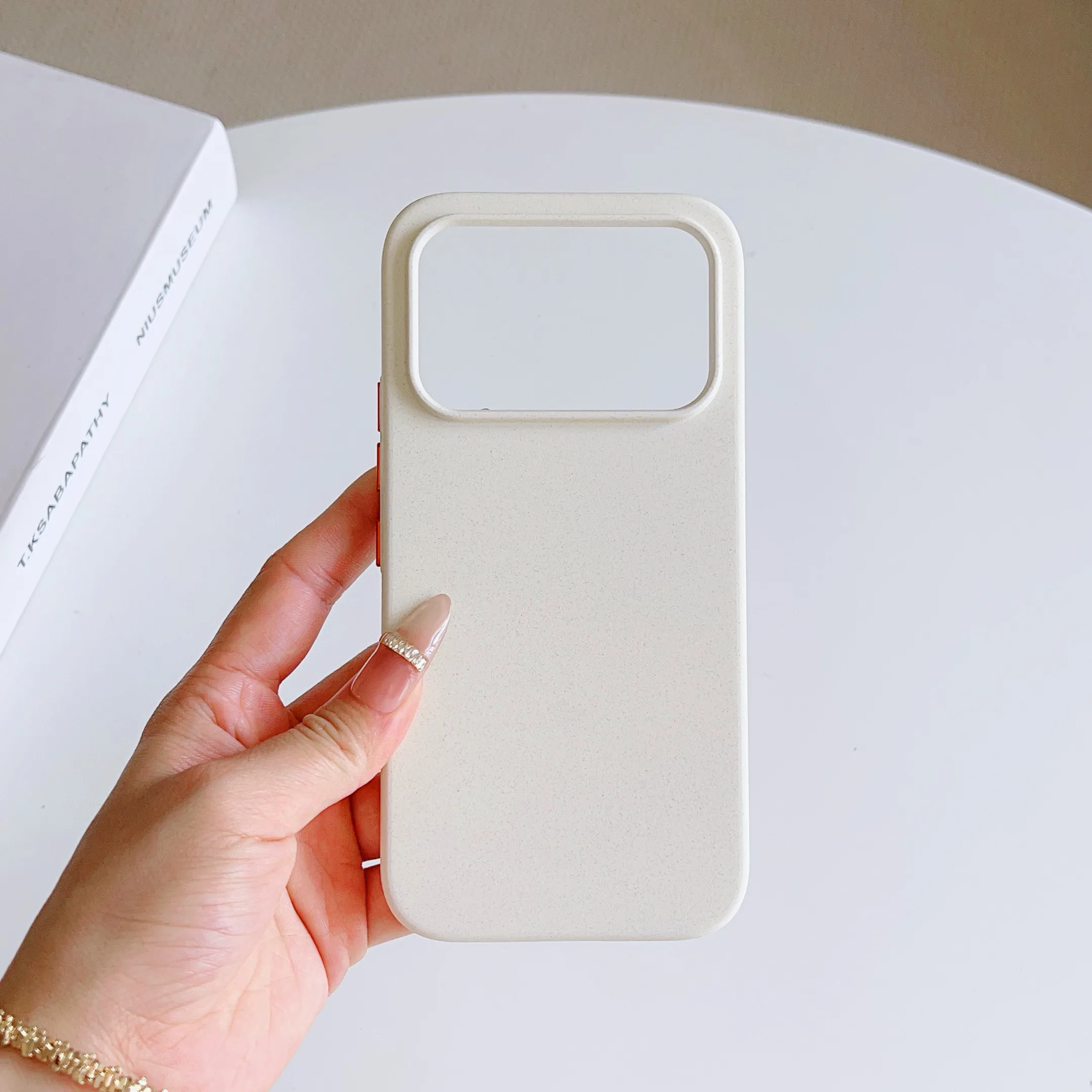 High-Quality Frosted Hard Case with MagSafe Magnetic Protection - Non-Slip Protective Cover and Shell Bumper