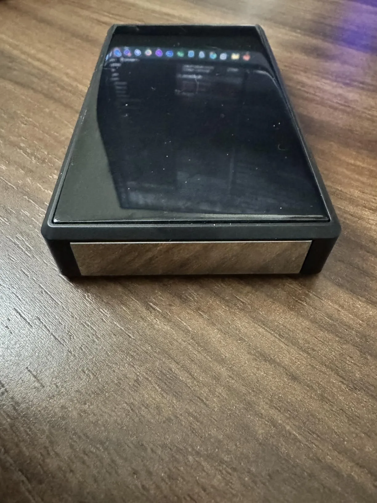 bärbar laddarkamera som visar utgångsportar