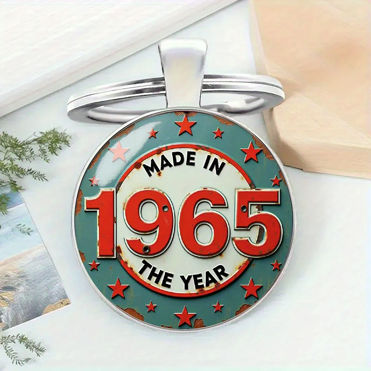 Vintage-Schlüsselanhänger aus 1965, Zinklegierung, Retro-Geburtstag, Weihnachtsgeschenk für Männer und Frauen, türkisrotes Design