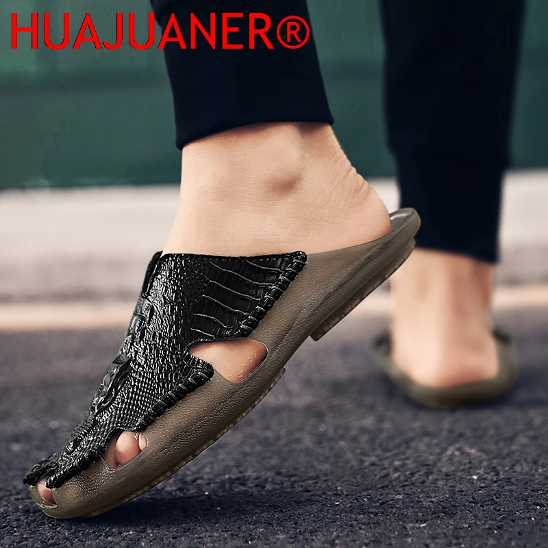 Summer New Men's Plus Size Baotou Casual Simulation Crocodile Pattern Shoe Upper Slippers for Outdoor Use, Soft Soled Sandals