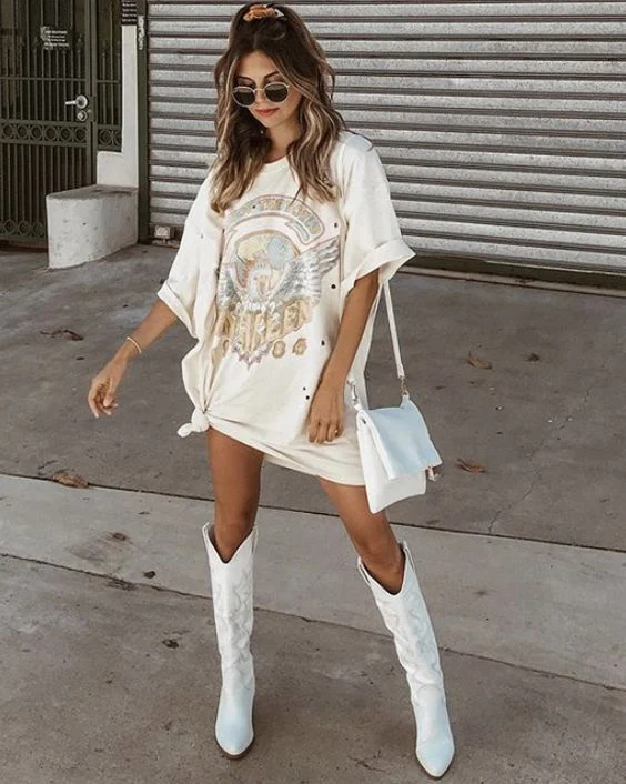 белая юбка с белыми сапогами. стильная одежда с белыми сапогами. белое платье с сапогами. стиль фюсун линдер. белые сапоги с юбкой.