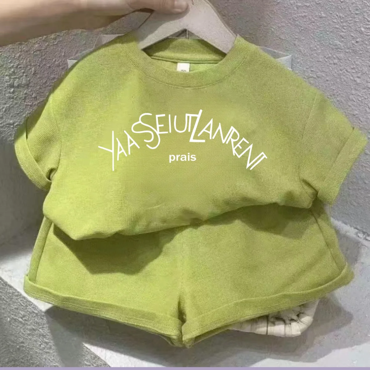 طقم ملابس صيفي للأطفال البنات مكون من قطعتين: تي ش...