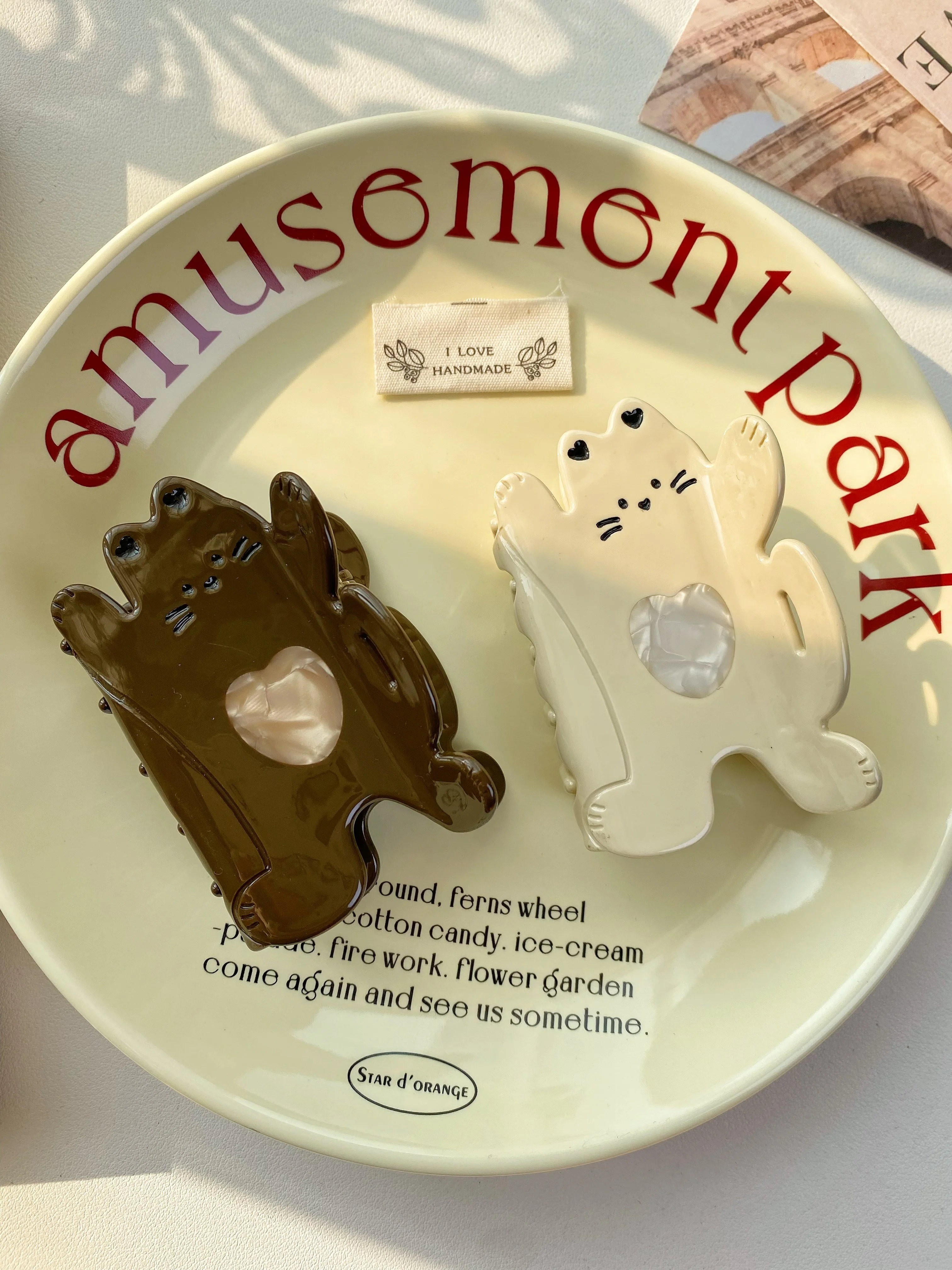 Animal Claw: Niche and Unique Leisure Style, Handcrafted with High-Quality Acetate Material, Embodying Fashion and Trend.